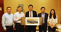 Prof. Joseph Sung (middle), Vice-Chancellor of CUHK meets with Prof. Li Peigen (2nd from left), President of Huazhong University of Science and Technology